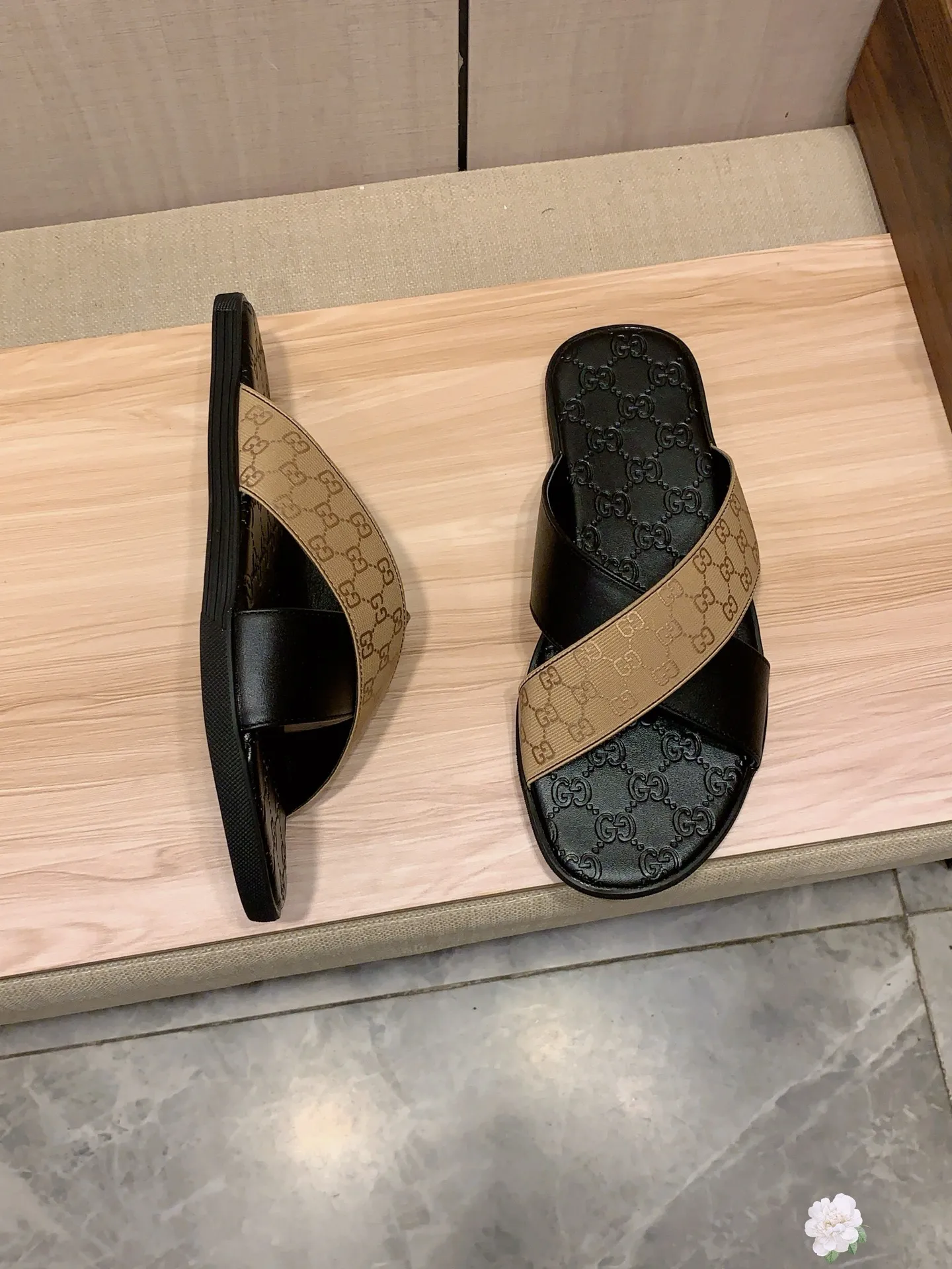 Slippers: New model: Factory price: 260💰💰🎩🎩🔥🔥《 Gucci* 》Series of slippers top purchasing agent🔍🔍Sold at the same time for men, original Italian imported webbing made of selected cowhide, exquisite workmanship,), sole: (super comfortable) original factory special sole, ⚠️exclusive double-layer movable molded sole super comfortable⚠️, real shot🎬the real thing is more beautiful🔍🔍266 regular code 38-44, can be ordered 45.